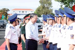 Party General Secretary To Lam and officers of the Coast Guard Region 4 Command. (Photo: VNA)