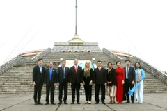  A high-level delegation from the Cuban Workers Centre led by Cuban Ambassador to Vietnam Rogelio Polanco Fuentes visits Quang Tri province. (Photo: VNA)