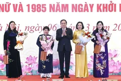 National Assembly Chairman Tran Thanh Man presents flowers and gifts to female NA deputies and officials on the occasion of the Vietnamese Women's Day. (Photo: VNA)