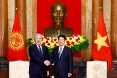 State President Luong Cuong (right) and Kyrgyz Prime Minister Adylbek Kasymaliev at their meeting in Hanoi on March 6 (Photo: VNA)