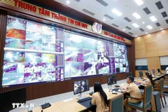 Police offiers mornitor the traffic through AI camera (Photo: VNA)