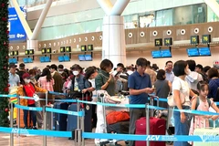 Passengers pack Tan Son Nhat Airport. (Source: vietnamnet.vn)