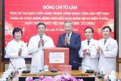 Party General Secretary To Lam presents gift to officials and medical staff of the Huu Nghi (Friendship) Hospital in Hanoi on February 27. (Photo: VNA)