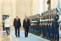 Kazakh President Kassym-Jomart Tokayev and Party General Secretary To Lam (R) inspect the guard of honour (Photo: VNA)
