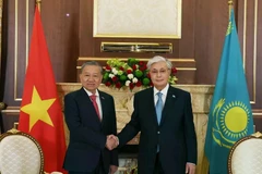 Kazakh President Kassym-Jomart Tokayev (R) welcomes Vietnamese Party General Secretary To Lam. (Photo: VNA)