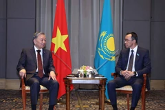 Party General Secretary To Lam (L) meets with Chairman of the Senate of the Parliament of Kazakhstan Maulen Ashimbayev (Photo: VNA)