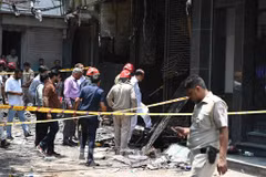 Investigators examine the scene of the hotel fire in New Delhi, India, on June 3, 2026. (Photo: Xinhua/VNA)