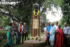 The Indo-Vietnam Solidarity Committee (IVSC) holds a flower-offering ceremony at the Ho Chi Minh Monument in Kolkata city, the capital of West Bengal state, Northeast India, on May 19. (Photo: VNA)