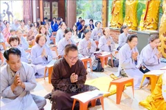 Overseas Vietnamese in Laos attend a prayer session at Phat Tich Pagoda in Vientiane. (Photo: VNA)