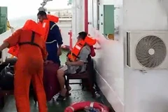 Crew members of the St. Kitts & Nevis-flagged cargo ship KAYO are saved at scene. (Photo: Vietnam Maritime Search and Rescue Coordination Centre)