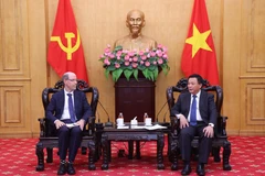 Prof. Dr. Nguyen Xuan Thang (R), Politburo member and Director of the Ho Chi Minh National Academy of Politics, receives Doron Avnin, Google's Vice President of Government Affairs and Public Policy for the Emerging Markets, on July 17. (Photo: VNA)