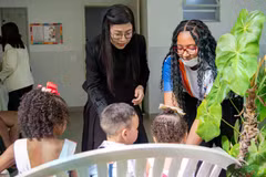 Prime Minister Pham Minh Chinh’s spouse Madam Le Thi Bich Tran, visits the Dona Meca Social Welfare Centre in Rio de Janeiro. (Photo: baoquocte.vn)