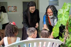 Prime Minister Pham Minh Chinh’s spouse Madam Le Thi Bich Tran, visits the Dona Meca Social Welfare Centre in Rio de Janeiro. (Photo: baoquocte.vn)