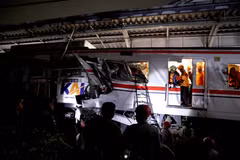 Rescuers at the site of the train collision in Bekasi, Indonesia, on April 27 night (Photo: Xinhua/VNA)