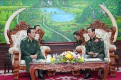 Lao Minister of National Defence Sen. Lt. Gen. Khamlieng Outhakaysone (right) and Commander of of the Vietnam Border Guard at their meeting on October 10. (Photo: VNA)