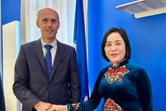 NA Vice Chairwoman Nguyen Thi Thanh (right) and Mayor of Provins city Olivier Lavenka (Photo: VNA)