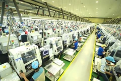 Workers at an electronic parts ensemble in Thai Nguyen province. (Photo: VNA)