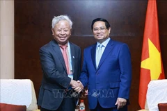 Prime Minister Pham Minh Chinh (R) and AIIB President Jin Liqun at their meeting in Tianjin on August 31. (Photo: VNA)