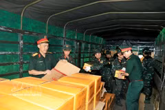 Logistics and technical personnel transport relief supplies, food and essential provisions for shipment to Venezuela (Photo: VNA)