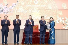 NA Chairman Tran Thanh Man presents a gift to the State Audit Office of Vietnam at the meeting in Hanoi on February 3. (Photo: VNA)