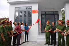 Khanh Hoa police hand over a new house to a local family. (Photo: VNA)