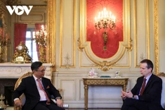 Vietnamese Ambassador to France Trinh Duc Hai (L) and Prefect of Bouches-du-Rhone Jacques Witkowski at their meeting (Photo: VOV)