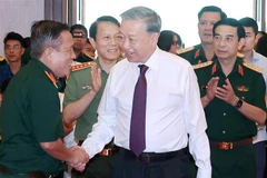 Party General Secretary To Lam (in white), Secretary of the Central Military Commission, meets with a delegation of heroes and veterans from various forces directly taking part in the Ho Chi Minh Campaign in 1975 (Photo: VNA)