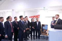 The Vietnamese delegation visits Catapult Network in London. (Photo: VNA)