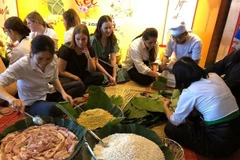 International students join a practical cooking course in preparation for Vietnamese Tet (Lunar New Year) in Da Nang City. (Photo courtesy of Phuong Chi)