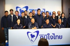 Anutin Charnvirakul (second from left, front), leader of the Bhumjaithai Party, at a press conference in Bangkok after preliminary vote count results are announced. (Photo: XINHUA/VNA)