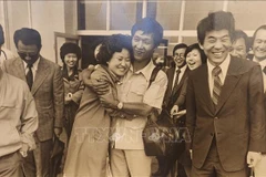 Reporter Ahn Byung Chan (centre) is welcomed back home after leaving Sai Gon on early morning of April 30, 1975. (Photo published by VNA)