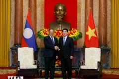 President Luong Cuong (right) and Lao Prime Minister Sonexay Siphandone. (Photo: VNA)