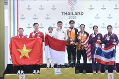 The shooting duo Trinh Thu Vinh and Pham Quang Huy of Vietnam win a silver medal in the 10m mixed team air pistol event. (Photo: VNA)