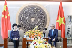 Vice Chairperson of the National Committee of the Chinese People's Political Consultative Conference (CPPCC) Xian Hui (left) meets with Secretary of Phu Tho provincial Party Commitee Pham Dai Duong on comprehensive cooperation (Photo: VNA)