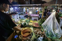 Traders serve vegetable buyers at Senen Market, Jakarta. (Photo: ANTARA)