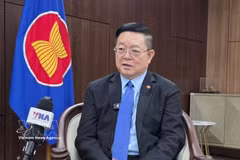ASEAN Secretary-General Kao Kim Hourn in an interview with the Vietnam News Agency's resident correspondents in Jakarta. (Photo: VNA)