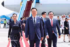 Nguyen Dinh Khang, member of the Party Central Committee and Minister for Ethnic and Religious Affairs (R) welcomes Prime Minister of Thailand Anutin Charnvirakul (centre) at Noi Bai International Airport in Hanoi on June 8. (Photo: VNA)