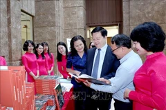 Deputy Prime Minister Mai Van Chinh visits the display of the photo book "Marching Forward with Motherland in Our Hearts". (Photo: VNA) 