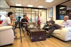 Vietnamese Ambassador to Israel Ly Duc Trung (second, right) talks with President of the Israel–Vietnam Friendship Association Eyal Buvilski (Photo: VNA)