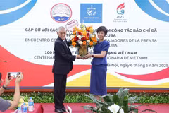A representative of Prensa Latina News Agency in Vietnam presents flowers to General Director of the Vietnam News Agency Vu Viet Trang to congratulate the agency on the occasion of the 100th anniversary of Vietnamese Revolutionary Press Day. (Photo: VNA)