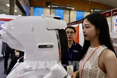 A visitor experiences technologies at the event. (Photo: VNA)