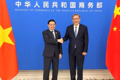 Vietnamese Minister of Industry and Trade Le Manh Hung and Chinese Minister of Commerce Wang Wentao hold talks on April 15, as part of Party General Secretary and State President To Lam’s state visit to China. (Photo: Ministry of Industry and Trade)