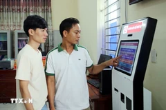 People of Yen Mo commune take a number for handling administrative procedures (Photo: VNA)