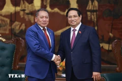 Prime Minister Pham Minh Chinh (R) welcomes Solomon Islands Minister of Foreign Affairs and External Trade Peter Shanel Agovaka in Hanoi on November 11 (Photo: VNA)
