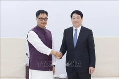State President Luong Cuong (R) and Indian Minister of Parliamentary Affairs and Minister of Minority Affairs Kiren Rijiju. (Photo: VNA)