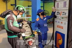 The retail prices of petrol increase on January 9 afternoon (Photo: VNA)