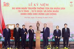 Party General Secretary To Lam presents a statue of President Ho Chi Minh to the Supreme People's Court at the ceremony marking the 80th traditional day of the People’s Court (September 13, 1945 – 2025), in Hanoi on September 13, 2025. (Photo: VNA)