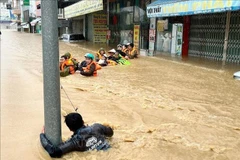 Rescuers evacuate residents in Khanh Hoa's flood-hit areas to safer places (Photo: VNA)
