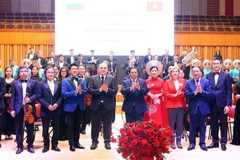 Prime Minister Pham Minh Chinh (fifth from right) and his Russian counterpart Mikhail Mishustin attend the art programme (Photo: VNA)