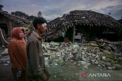 Residents stand in front of their houses damaged by the earthquake in Cibeureum village, Cianjur district, West Java in 2022. (Photo: Antara) 